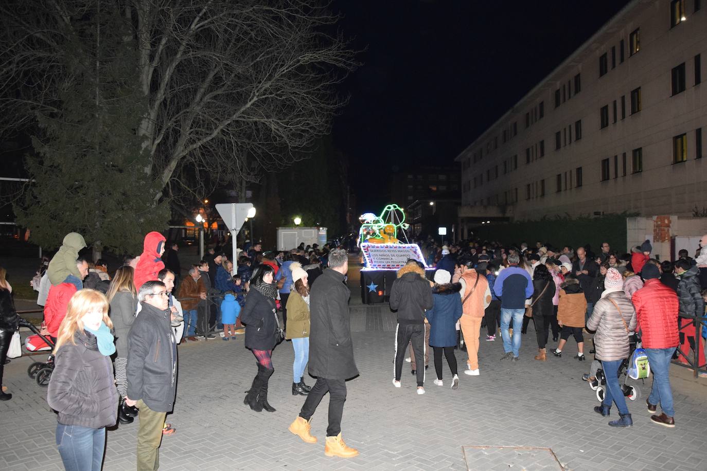 Los Reyes Magos ilusional a los niños de Guardo.