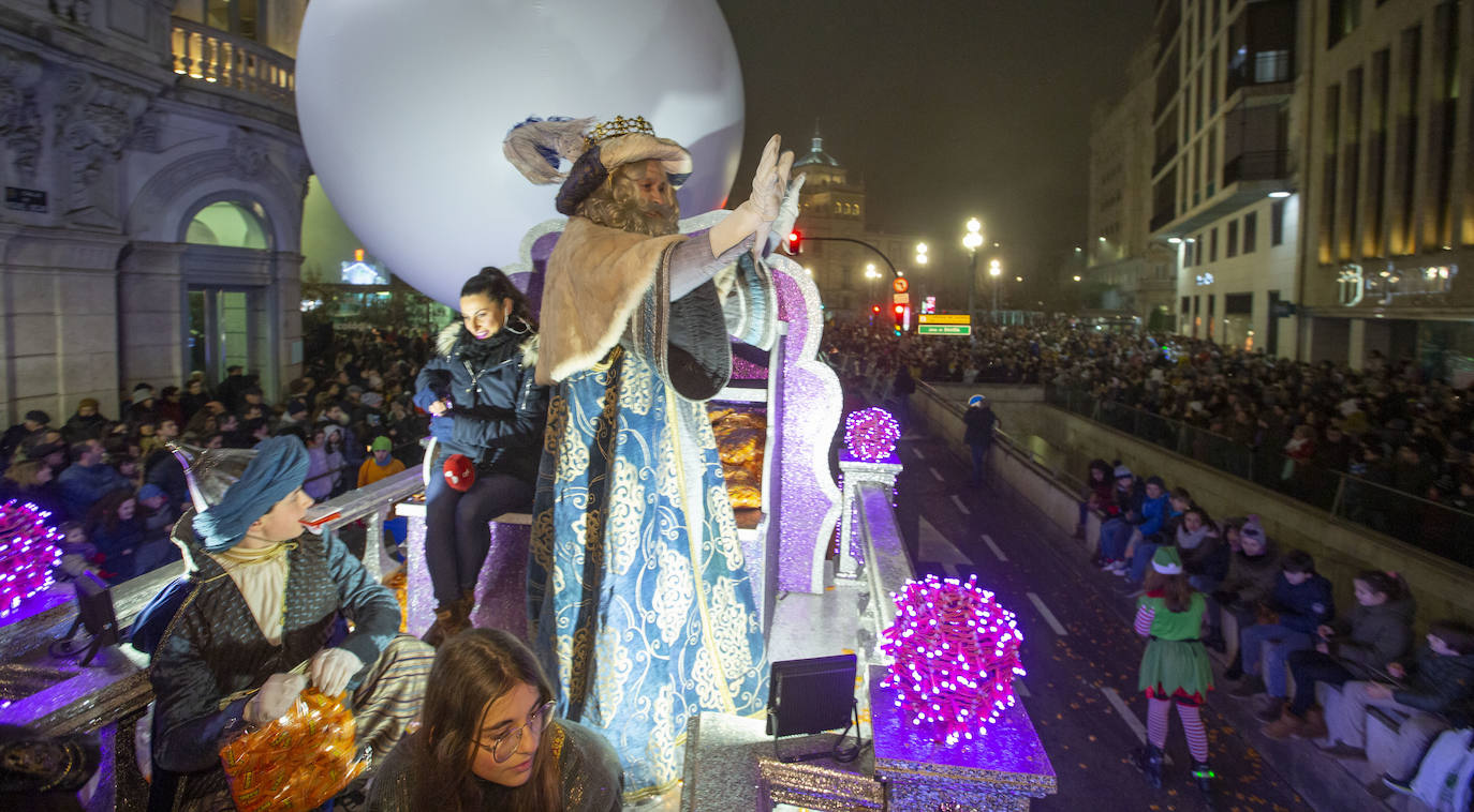 Sus majestades los Reyes Magos han abarrotado las calles del centro de Valladolid en su tradicional cabalgata. 