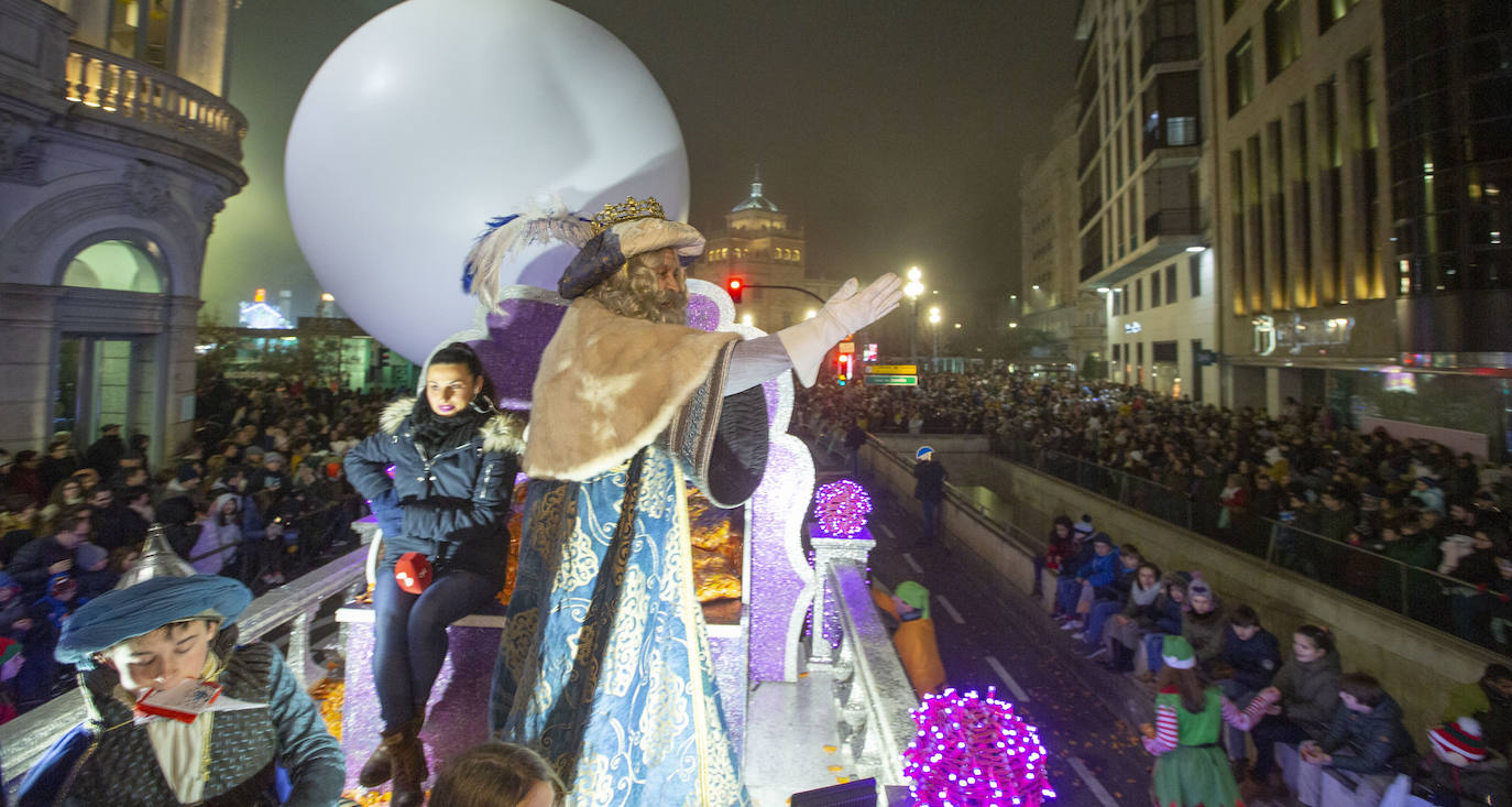Sus majestades los Reyes Magos han abarrotado las calles del centro de Valladolid en su tradicional cabalgata. 