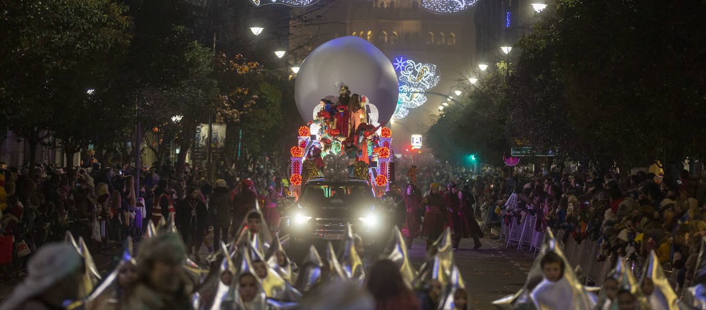 Sus majestades los Reyes Magos han abarrotado las calles del centro de Valladolid en su tradicional cabalgata. 