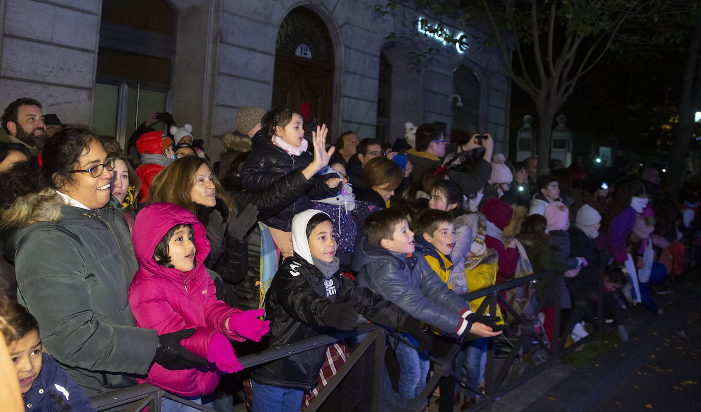 Sus majestades los Reyes Magos han abarrotado las calles del centro de Valladolid en su tradicional cabalgata. 
