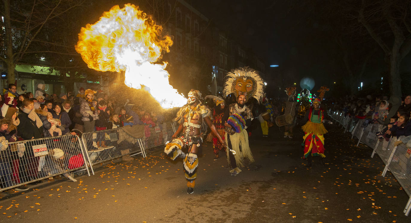 Sus majestades los Reyes Magos han abarrotado las calles del centro de Valladolid en su tradicional cabalgata. 