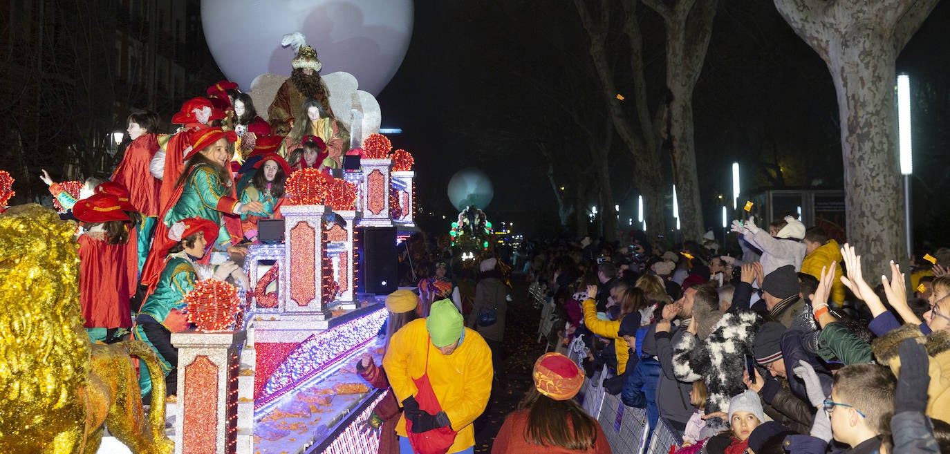 Sus majestades los Reyes Magos han abarrotado las calles del centro de Valladolid en su tradicional cabalgata. 