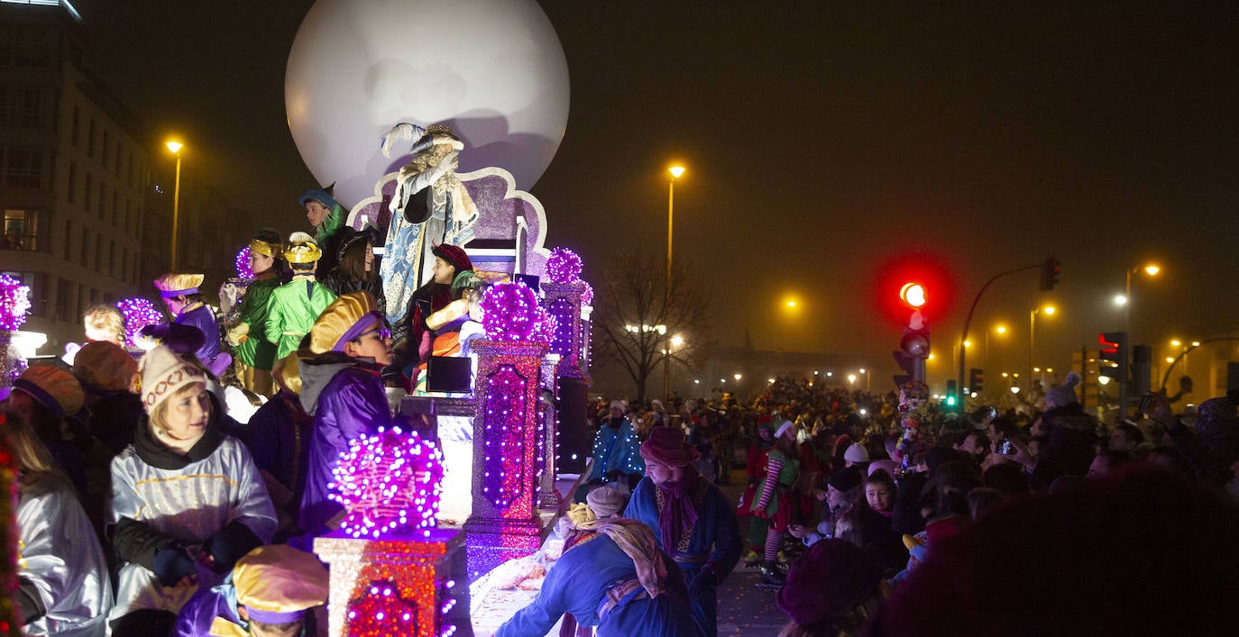 Sus majestades los Reyes Magos han abarrotado las calles del centro de Valladolid en su tradicional cabalgata. 