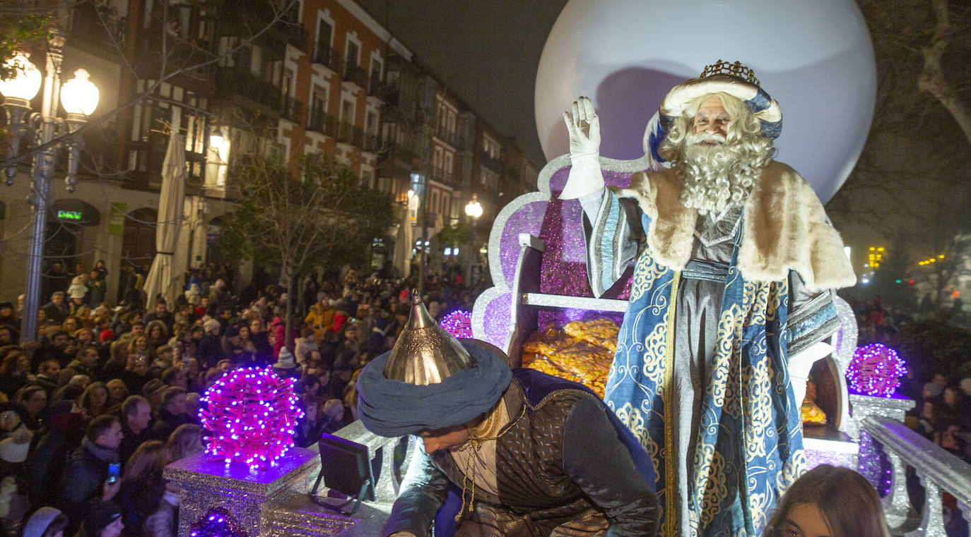 Sus majestades los Reyes Magos han abarrotado las calles del centro de Valladolid en su tradicional cabalgata. 