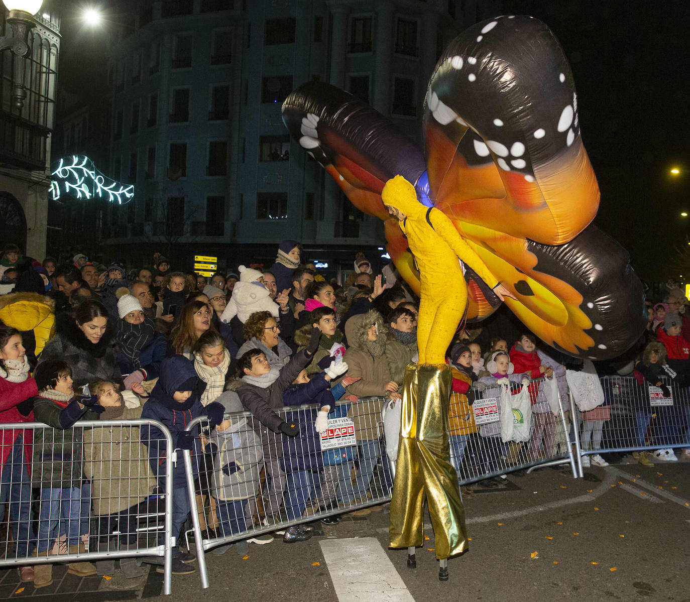 Sus majestades los Reyes Magos han abarrotado las calles del centro de Valladolid en su tradicional cabalgata. 