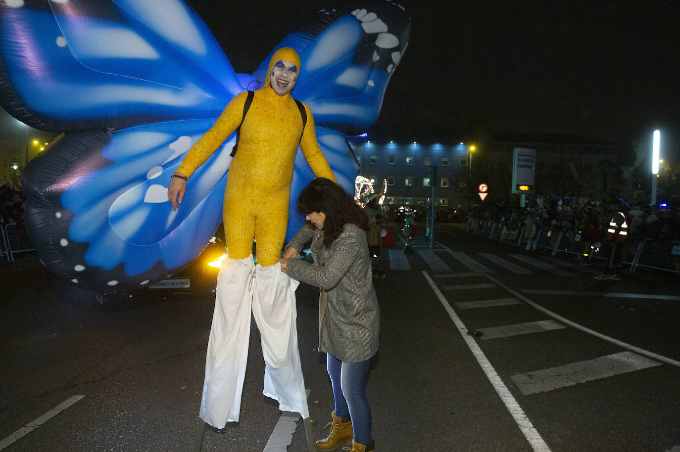Sus majestades los Reyes Magos han abarrotado las calles del centro de Valladolid en su tradicional cabalgata. 