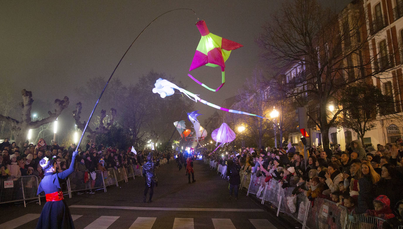 Sus majestades los Reyes Magos han abarrotado las calles del centro de Valladolid en su tradicional cabalgata. 