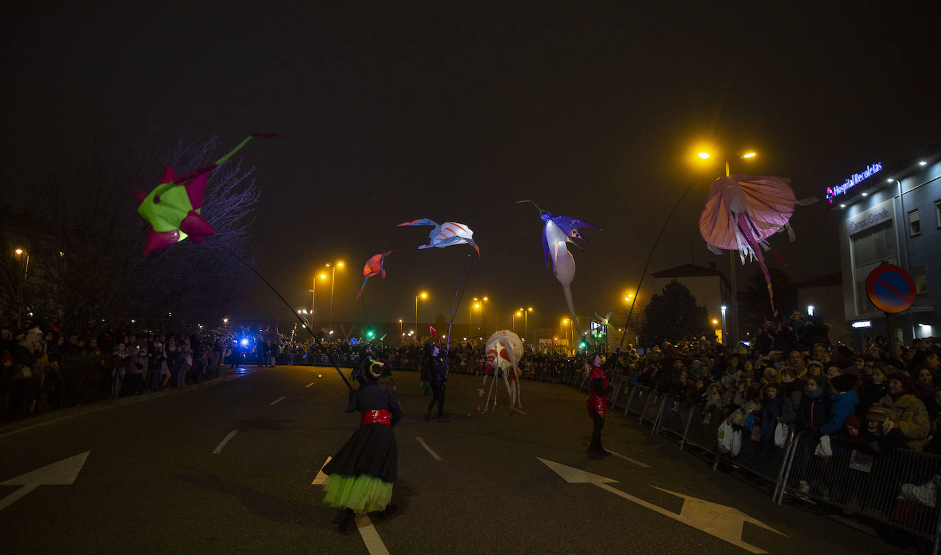 Sus majestades los Reyes Magos han abarrotado las calles del centro de Valladolid en su tradicional cabalgata. 
