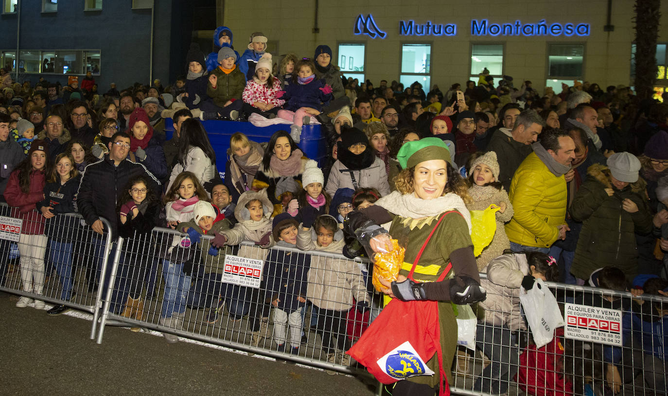 Sus majestades los Reyes Magos han abarrotado las calles del centro de Valladolid en su tradicional cabalgata. 