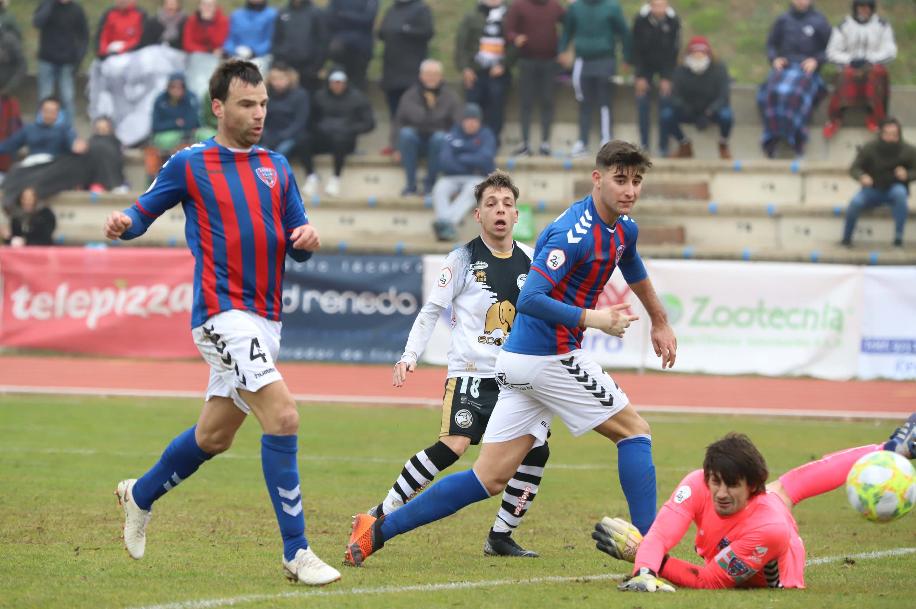 El equipo salmantino tuvo claras ocasiones para matar al rival, pero en la prolongación al meta se le escapó el balón de las manos en una falta desde fuera del área que acabó en el empate. 