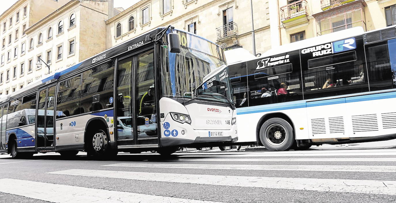 Dos autobuses en el centro de la ciudad.