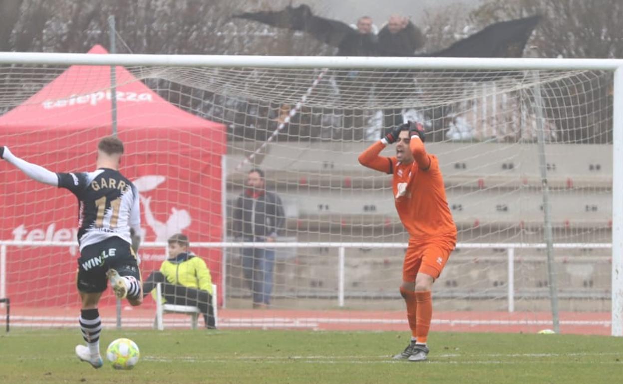 Brais se lamenta de su error al final del partido en la acción del empate del Leioa. 