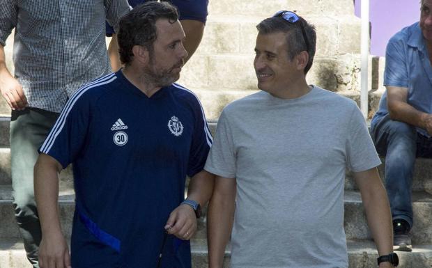 El entrenador del Real Valladolid, Sergio González, y el director deportivo, Miguel Ángel Gómez, charlan tras un entrenamiento.