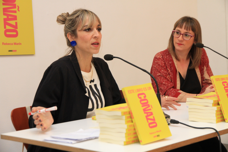 Rebeca Marín, durante su intervención, junto a Álida Jiménez. 