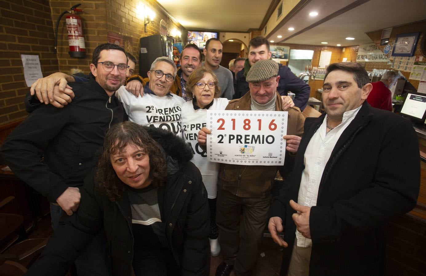 La Peña La Fundición celebra el segundo premio con un décimo comprado en la churrería JB