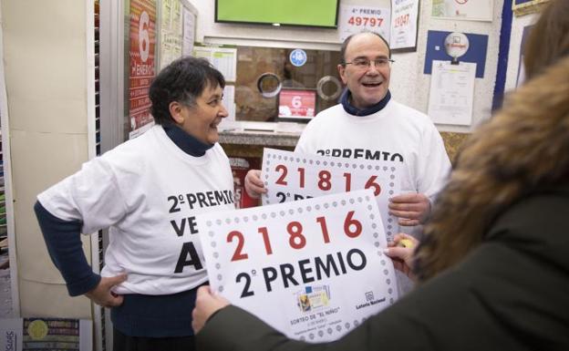 Julia y Manuel se colocan las camisetas para mostrar el segundo premio del Niño. 