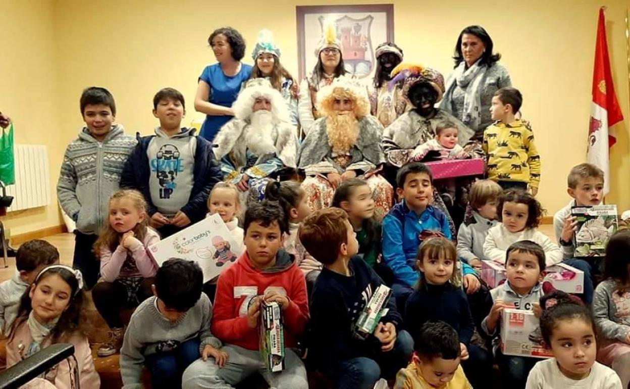 Todos los niños de Palenzuela recibieron regalos de los Reyes Magos. 