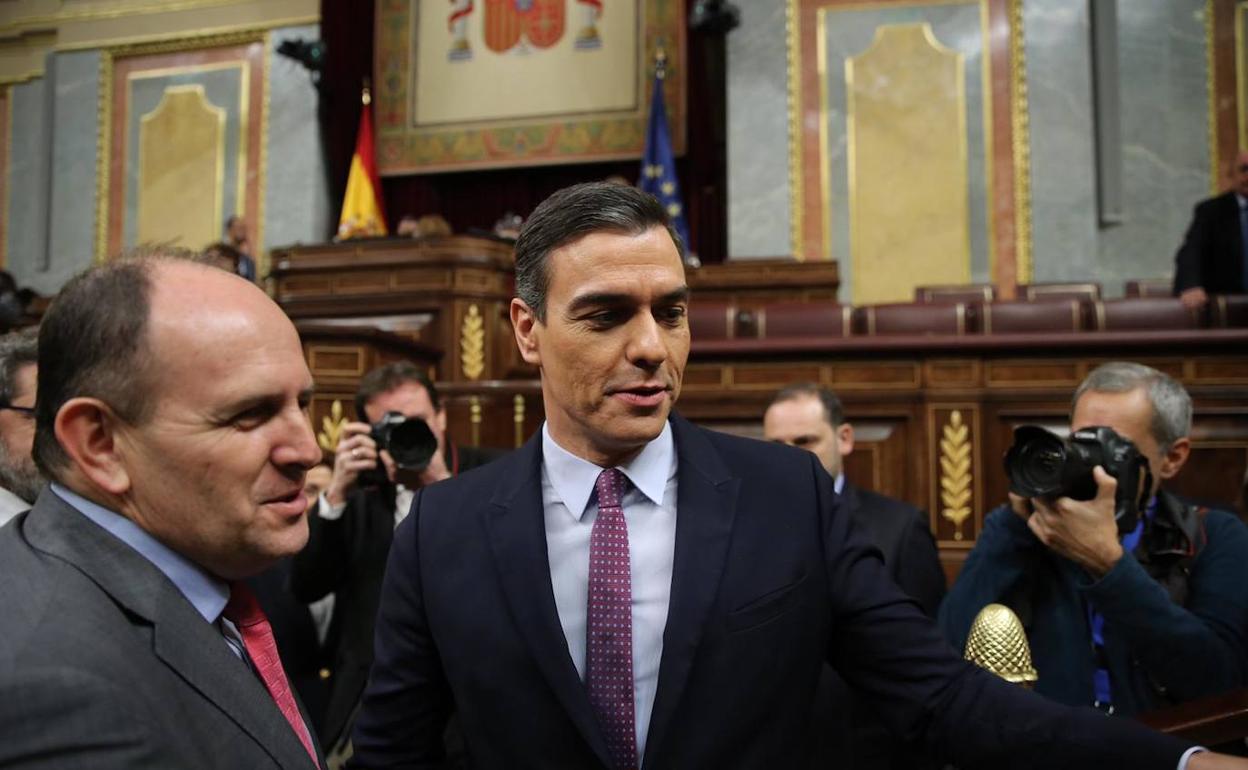 José Luis Aceves (izquierda) con el candidato socialista, Pedro Sánchez, en la sesión de investidura de este fin de semana. 