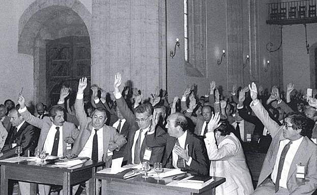 Momento de la aprobación del anteproyecto de Estatuto de Autonomía de Castilla y León en Salamanca, el 27 de de junio de 1981. 