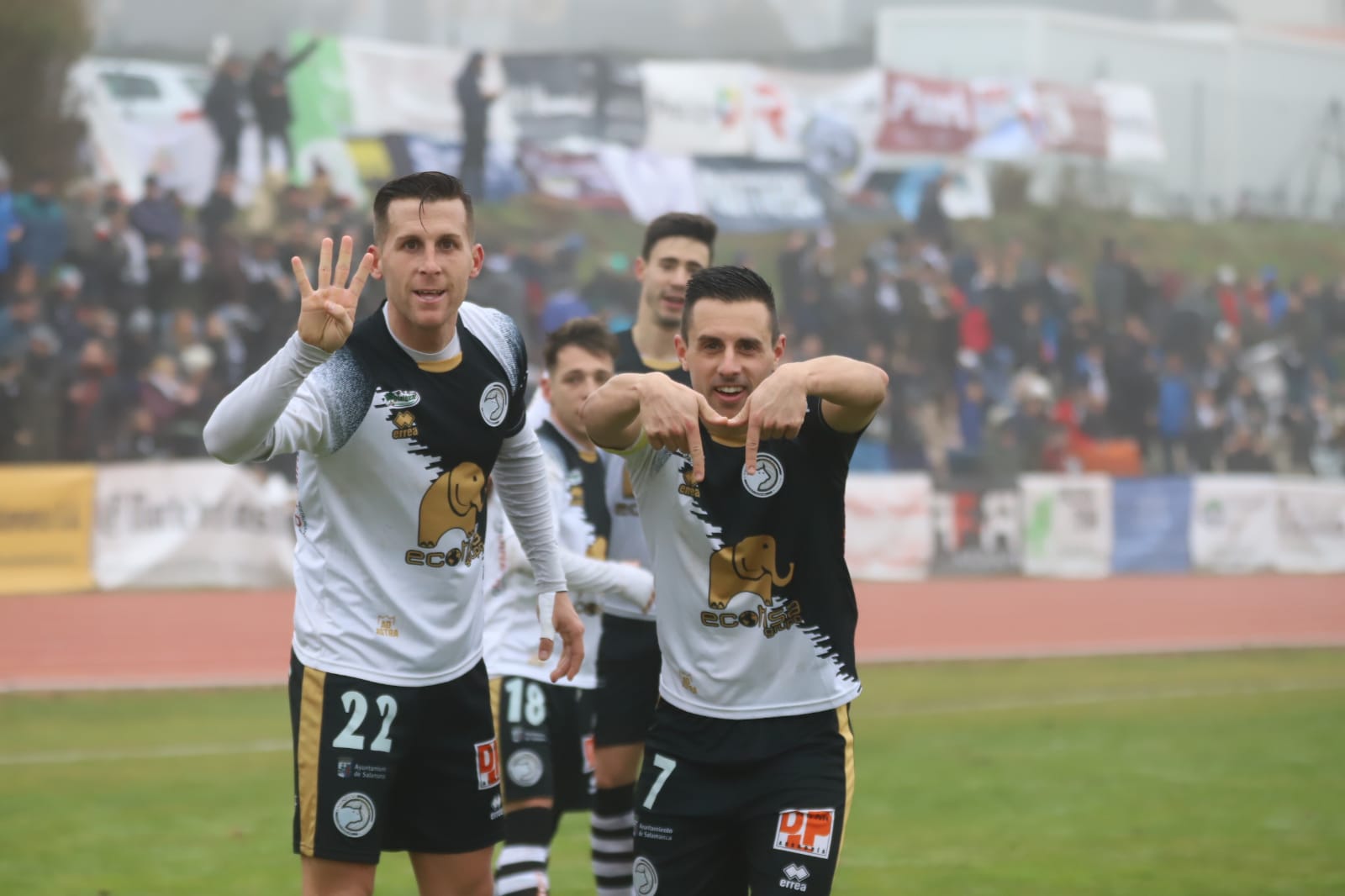 Góngora y Piojo mandan su mensaje a María tras marcar el gol al Leioa. 