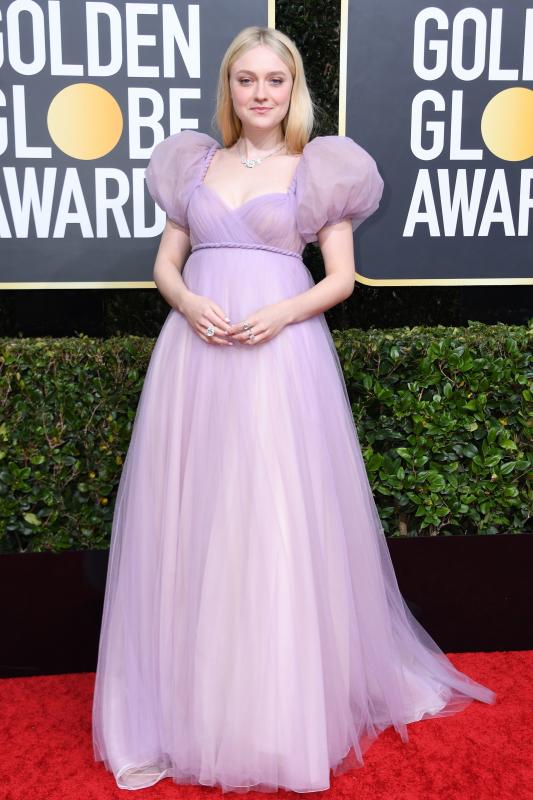 Dakota Fanning, fue otra de las que apostó por la delicadeza y el tul, gracias a este diseño empolvado de Dior Haute Couture.