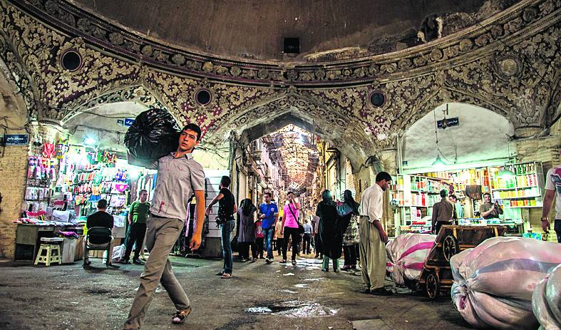 Gran Bazar de Teherán. Las célebres alfombras y las especias se entremezclan con el oro y el cobre en este histórico mercado compuesto por varios corredores de 10 kilómetros de longitud. 