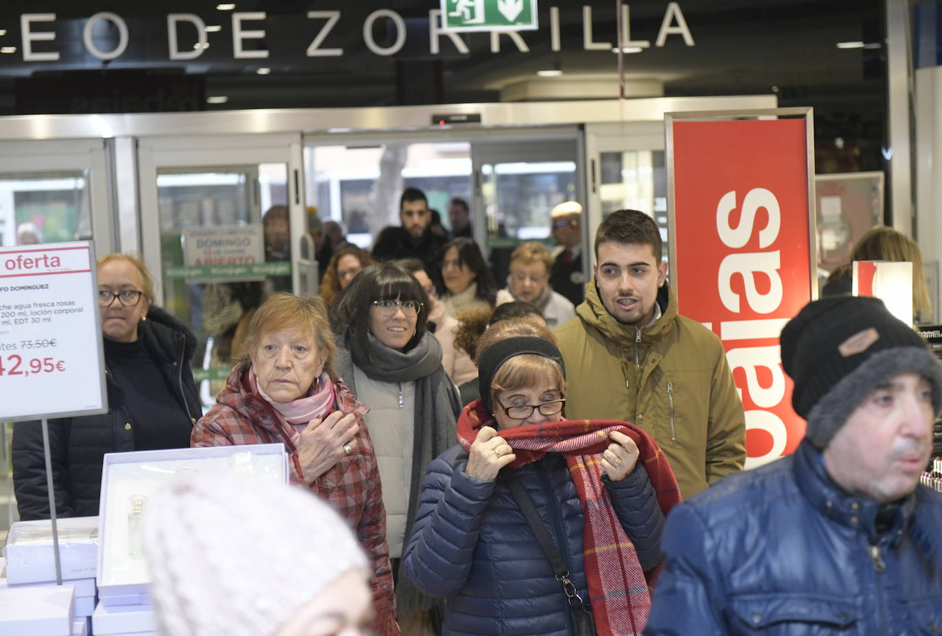 Los descuentos están, desde hoy, en todas las tiendas y centros comerciales de la capital y los vallisoletanos han salido a la calle para aprovechar de este primer día