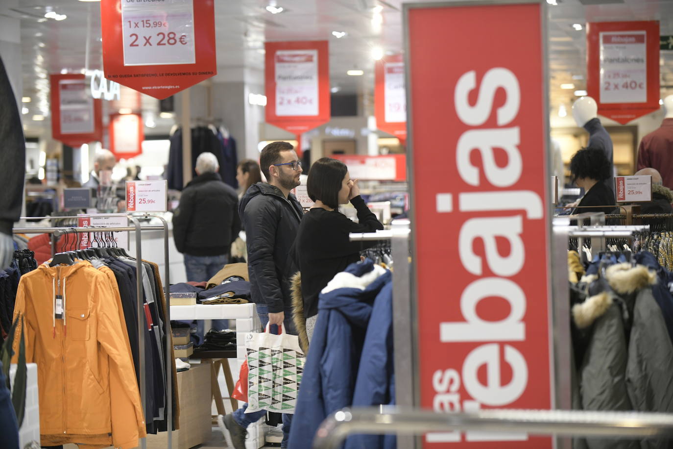 Los descuentos están, desde hoy, en todas las tiendas y centros comerciales de la capital y los vallisoletanos han salido a la calle para aprovechar de este primer día