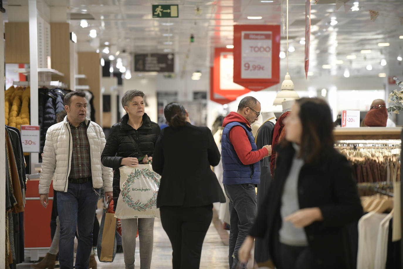 Los descuentos están, desde hoy, en todas las tiendas y centros comerciales de la capital y los vallisoletanos han salido a la calle para aprovechar de este primer día