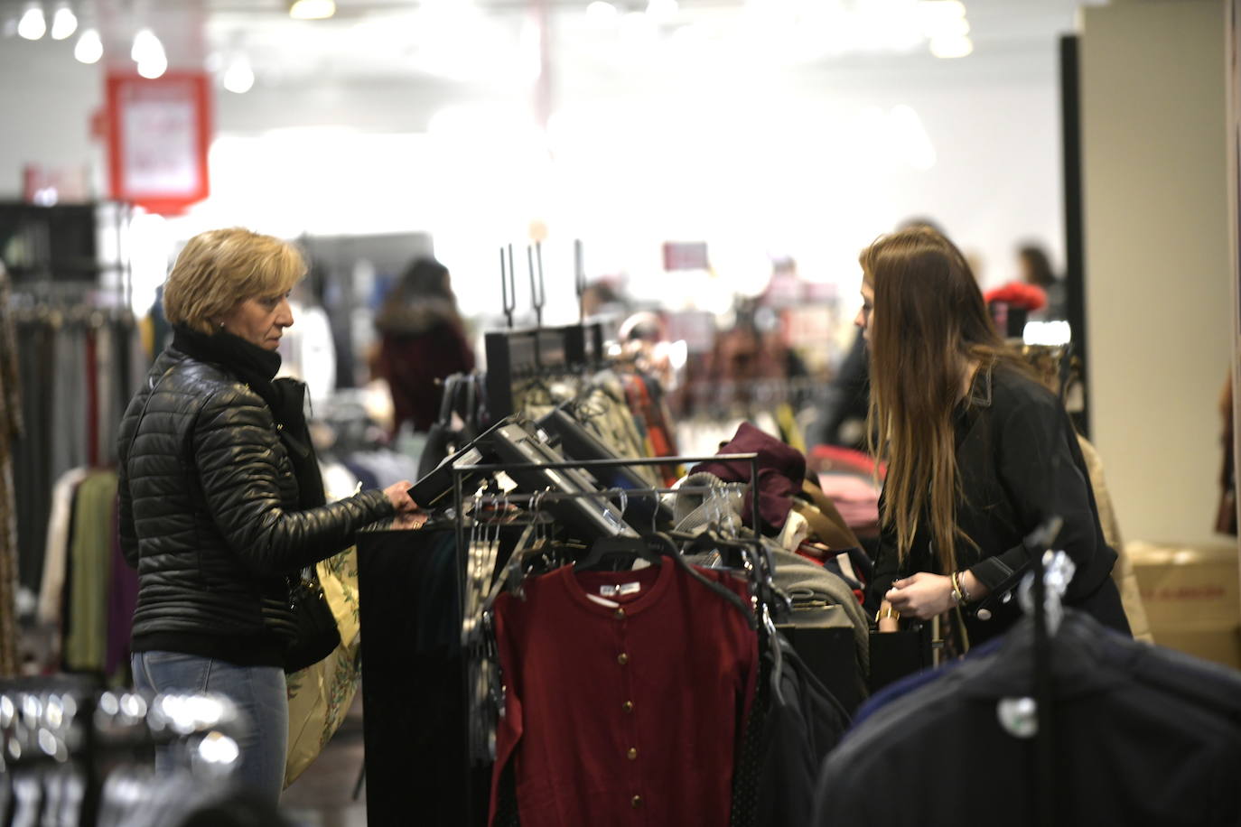 Los descuentos están, desde hoy, en todas las tiendas y centros comerciales de la capital y los vallisoletanos han salido a la calle para aprovechar de este primer día