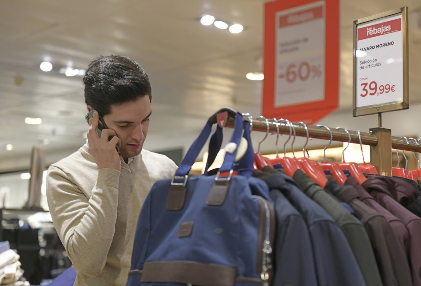 Los descuentos están, desde hoy, en todas las tiendas y centros comerciales de la capital y los vallisoletanos han salido a la calle para aprovechar de este primer día