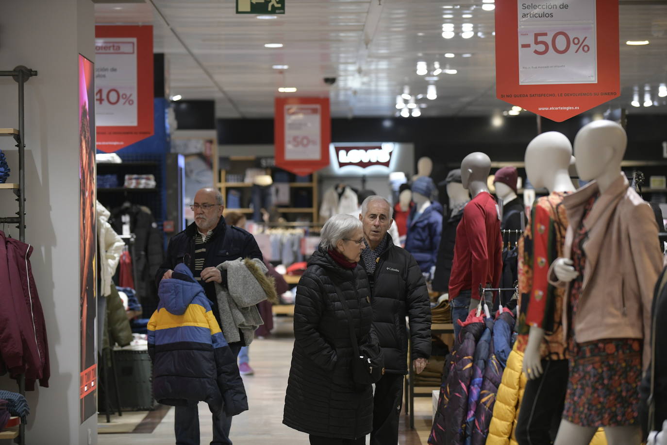 Los descuentos están, desde hoy, en todas las tiendas y centros comerciales de la capital y los vallisoletanos han salido a la calle para aprovechar de este primer día