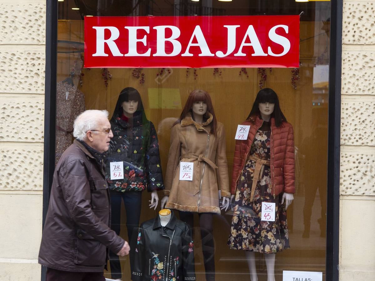 Los descuentos están, desde hoy, en todas las tiendas y centros comerciales de la capital y los vallisoletanos han salido a la calle para aprovechar de este primer día