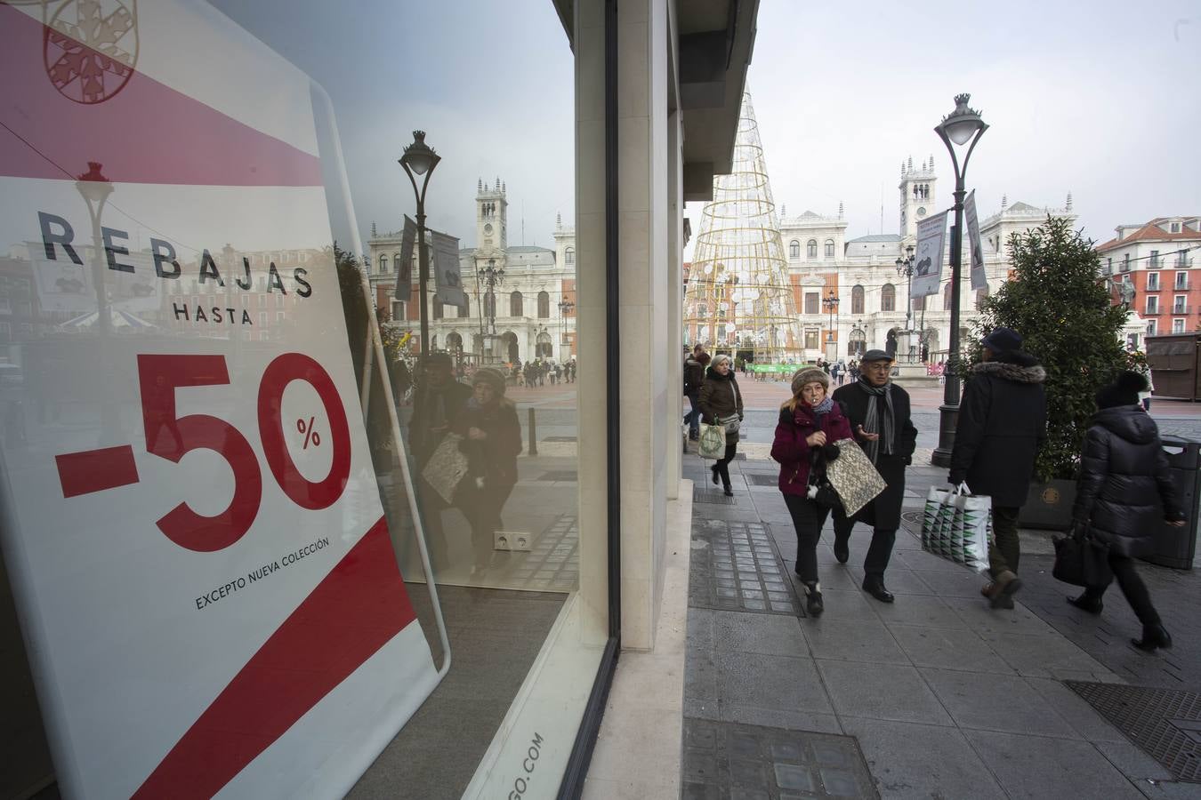 Los descuentos están, desde hoy, en todas las tiendas y centros comerciales de la capital y los vallisoletanos han salido a la calle para aprovechar de este primer día