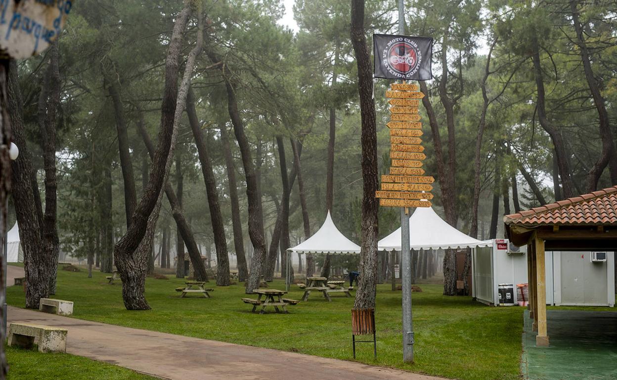 La niebla cubría ayer parte del pinar de El Hoyal, donde ya se han instalado las carpas y casetas de la Leyenda Continúa. 