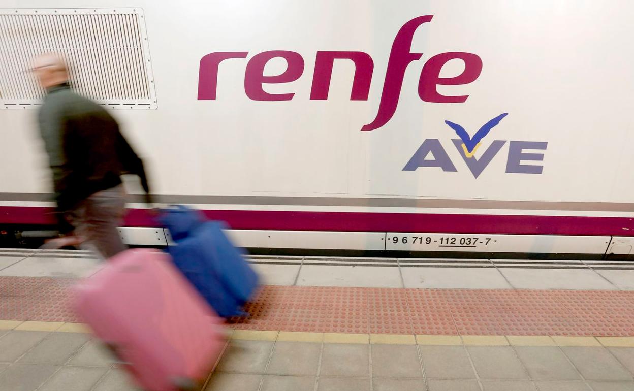 Imagen de un tren AVE en la estación de León.