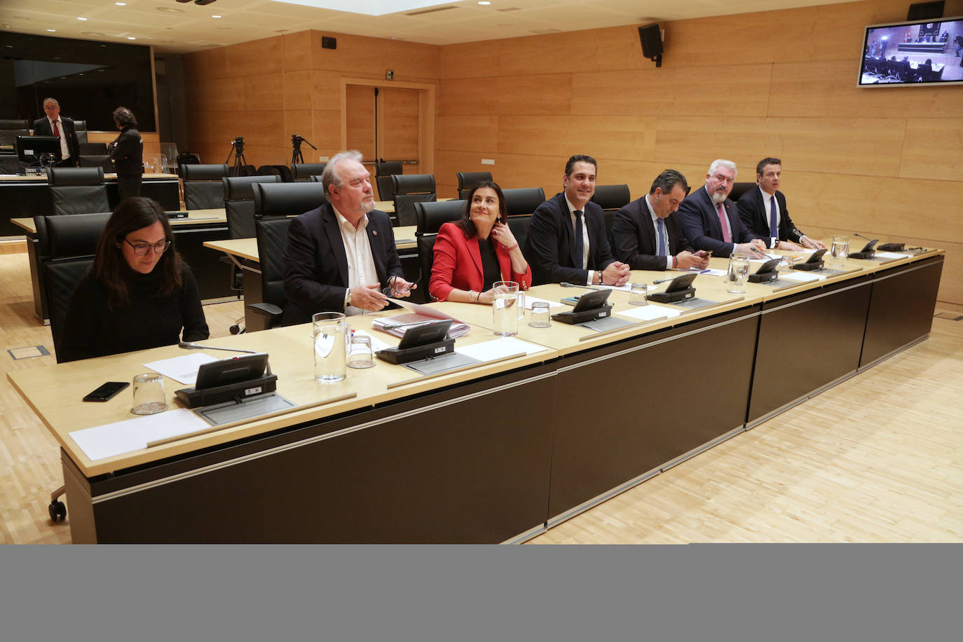 Las Cortes de Castilla y León han constituido este miércoles la comisión de investigación sobre las supuestas irregularidades en la autorización de parques eólicos, el caso de la Perla Negra y el polígono de Portillo, un foro que en la anterior legislatura enfrentó las posiciones del PP y Cs, ahora socios de gobierno.