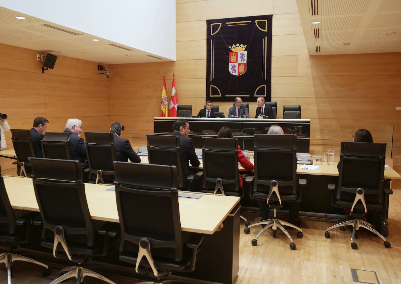 Las Cortes de Castilla y León han constituido este miércoles la comisión de investigación sobre las supuestas irregularidades en la autorización de parques eólicos, el caso de la Perla Negra y el polígono de Portillo, un foro que en la anterior legislatura enfrentó las posiciones del PP y Cs, ahora socios de gobierno.