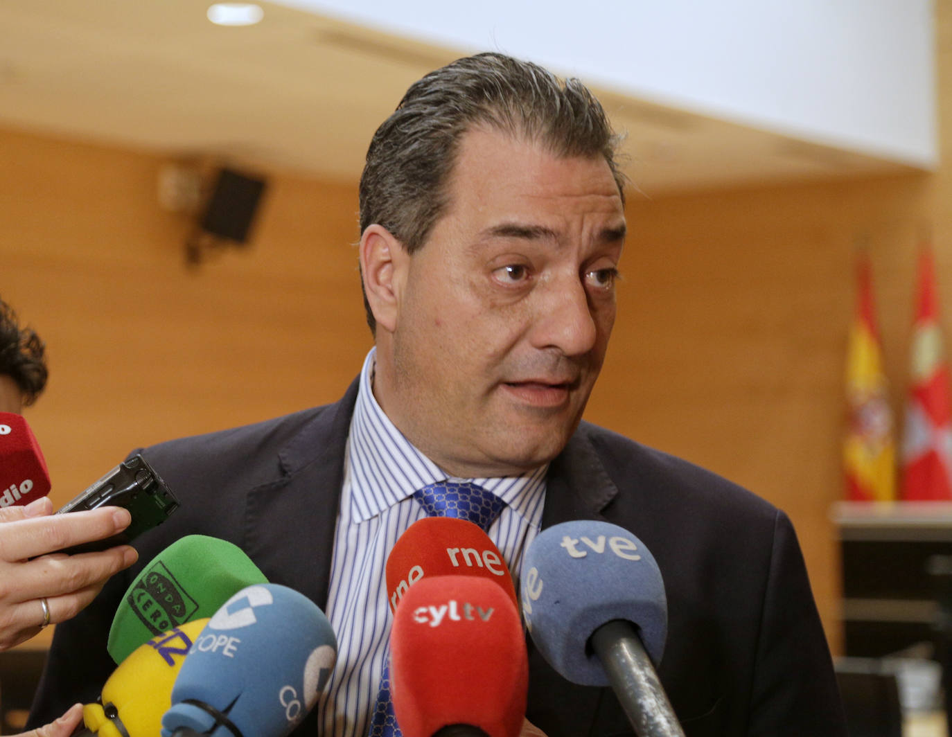 Las Cortes de Castilla y León han constituido este miércoles la comisión de investigación sobre las supuestas irregularidades en la autorización de parques eólicos, el caso de la Perla Negra y el polígono de Portillo, un foro que en la anterior legislatura enfrentó las posiciones del PP y Cs, ahora socios de gobierno.