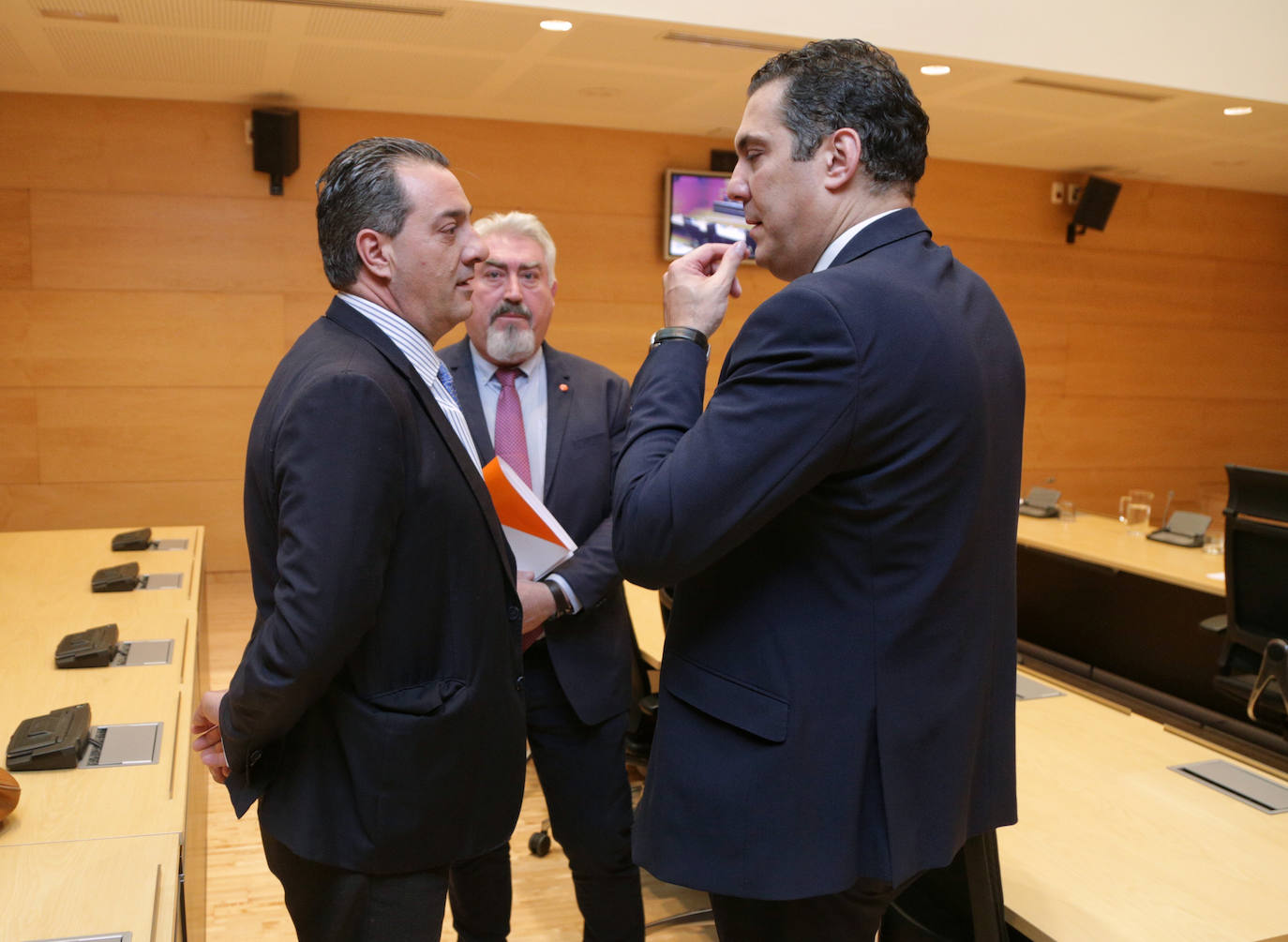 Las Cortes de Castilla y León han constituido este miércoles la comisión de investigación sobre las supuestas irregularidades en la autorización de parques eólicos, el caso de la Perla Negra y el polígono de Portillo, un foro que en la anterior legislatura enfrentó las posiciones del PP y Cs, ahora socios de gobierno.