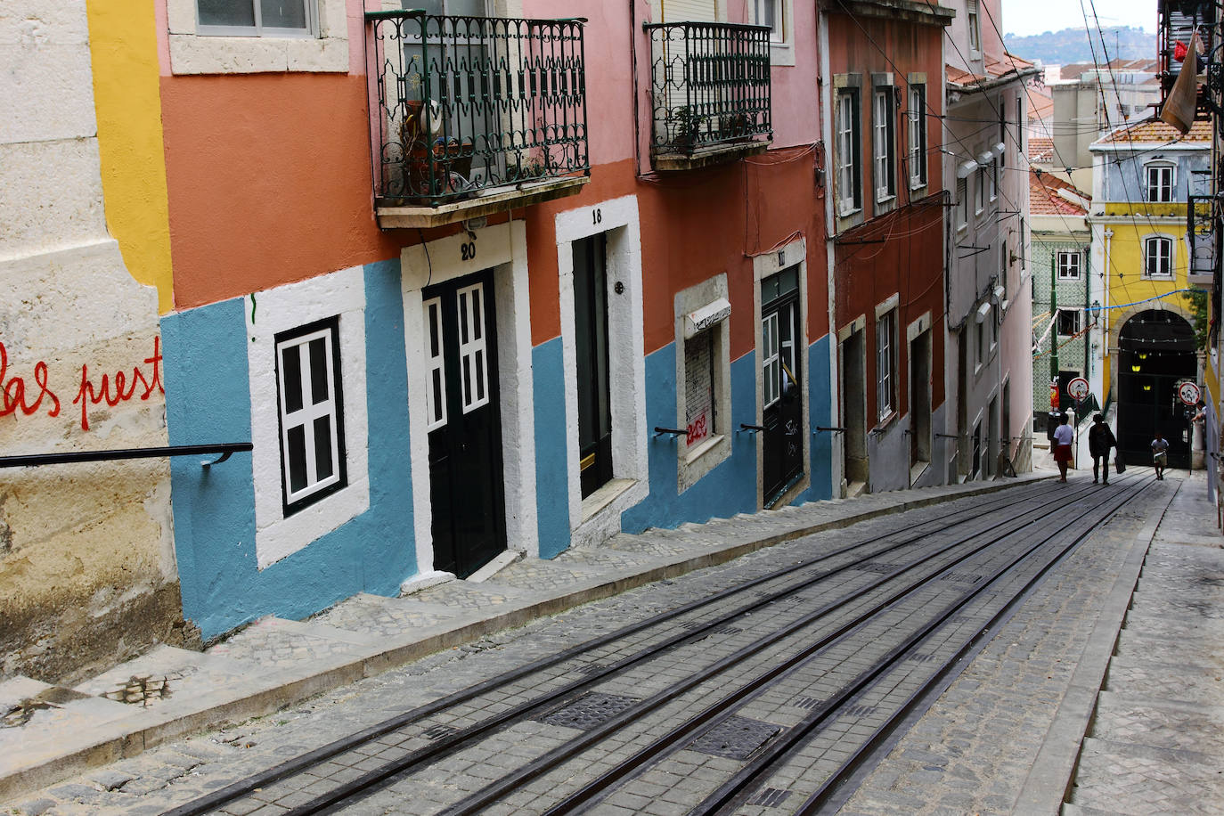 Rua da Bica de Duarte Belo (Lisboa, Portugal).