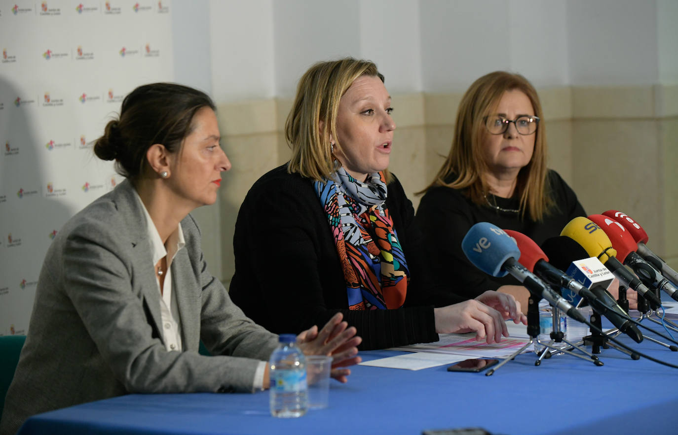 Isabel Blanco, junto a la directora del Centro de Menores Zambrana Clara Cano, el director técnico de Atención a la Infancia, Tomás Montero y la directora general de Familia, Esperanza Vázquez, han visitado esta mañana el centro y conversado con los alumnos.