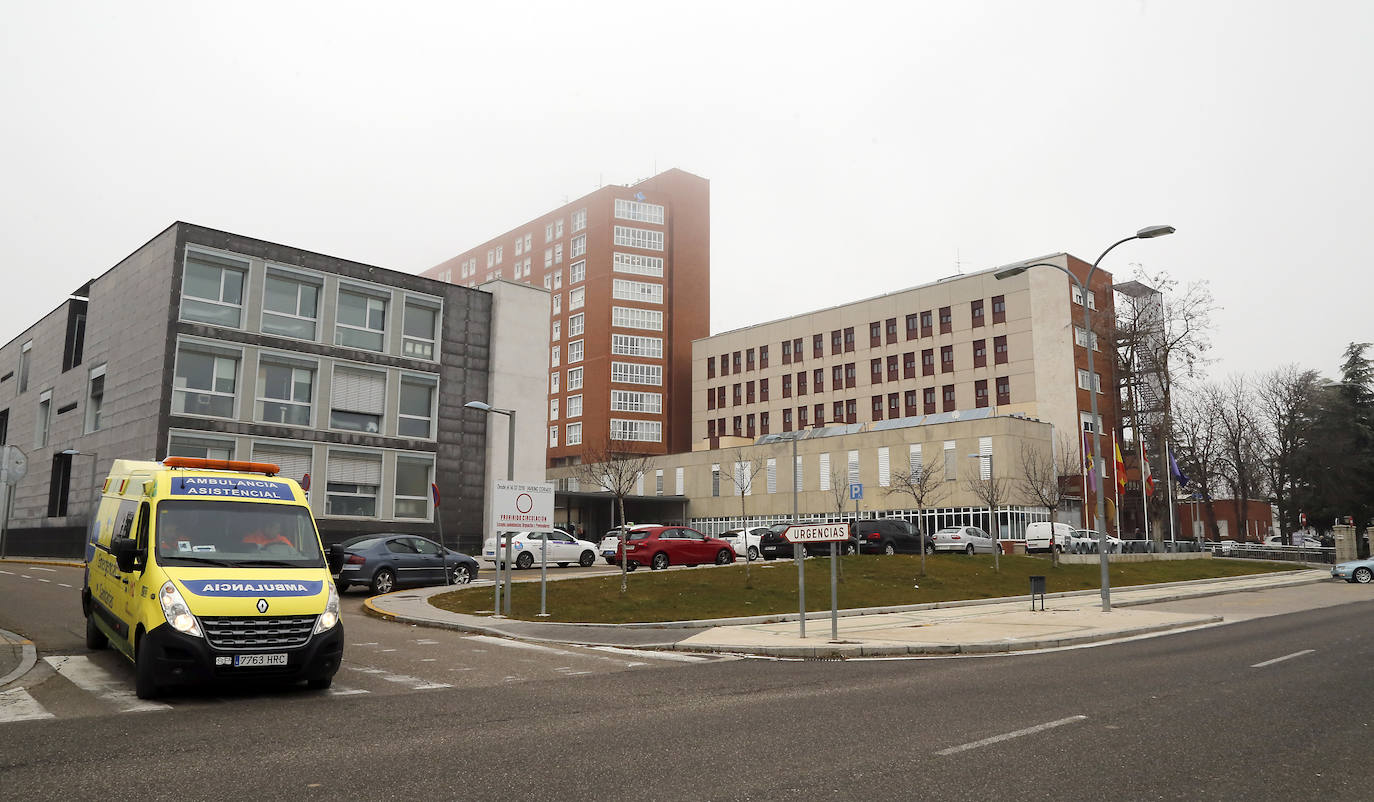 Una ambulancia sale del Hospital Río Carrión. 