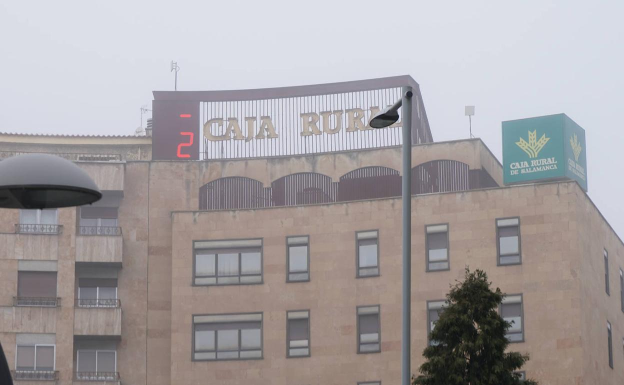 El termómetro de Caja Rural, en la Puerta de Zamora, marcaba -2 la mañana de ayer.