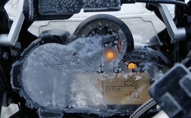 El termómetro de una moto marca, entre el hielo, -6º. 