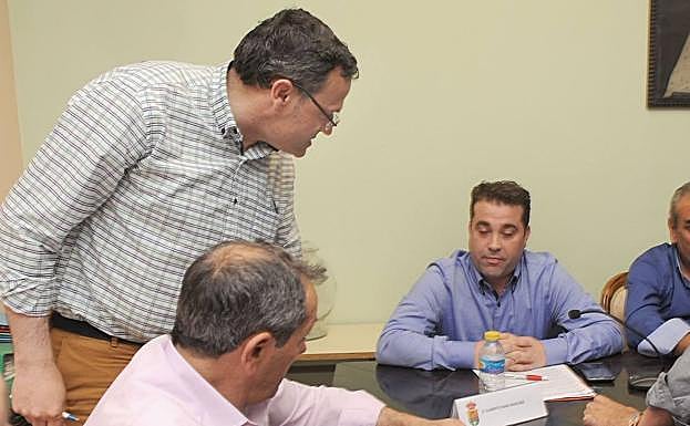 El exalcalde, Jesús Román (izquierda), se dirige al actual regidor, Alberto Sanz, en el pleno de moción de censura en 2016.