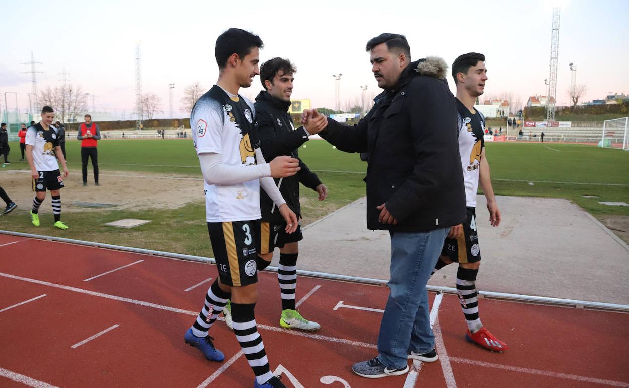 Sandoval saluda a Guille Andrés y David Gallego tras un partido. 