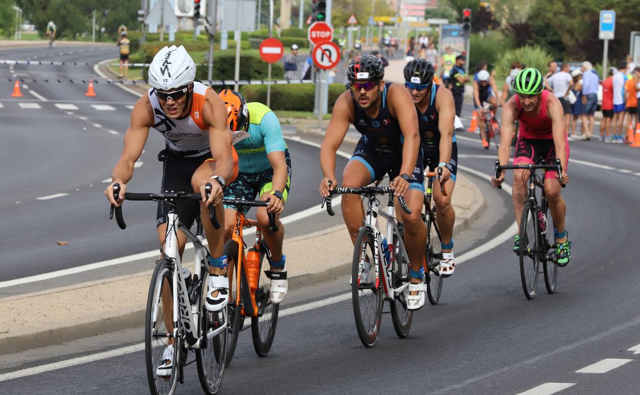 Varios deportistas durante una prueba de triatlón en Salamanca. 