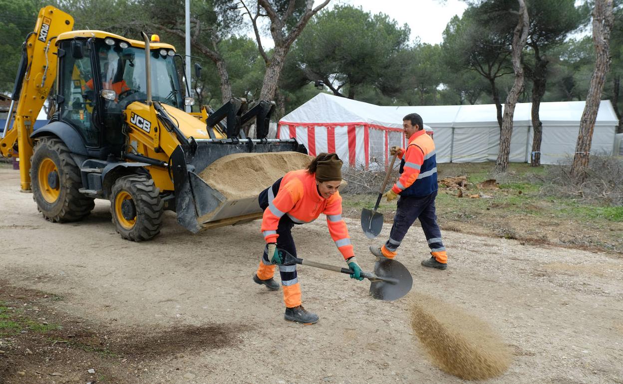 Los operarios trabajan en uno de los caminos de la zona de acampada. 